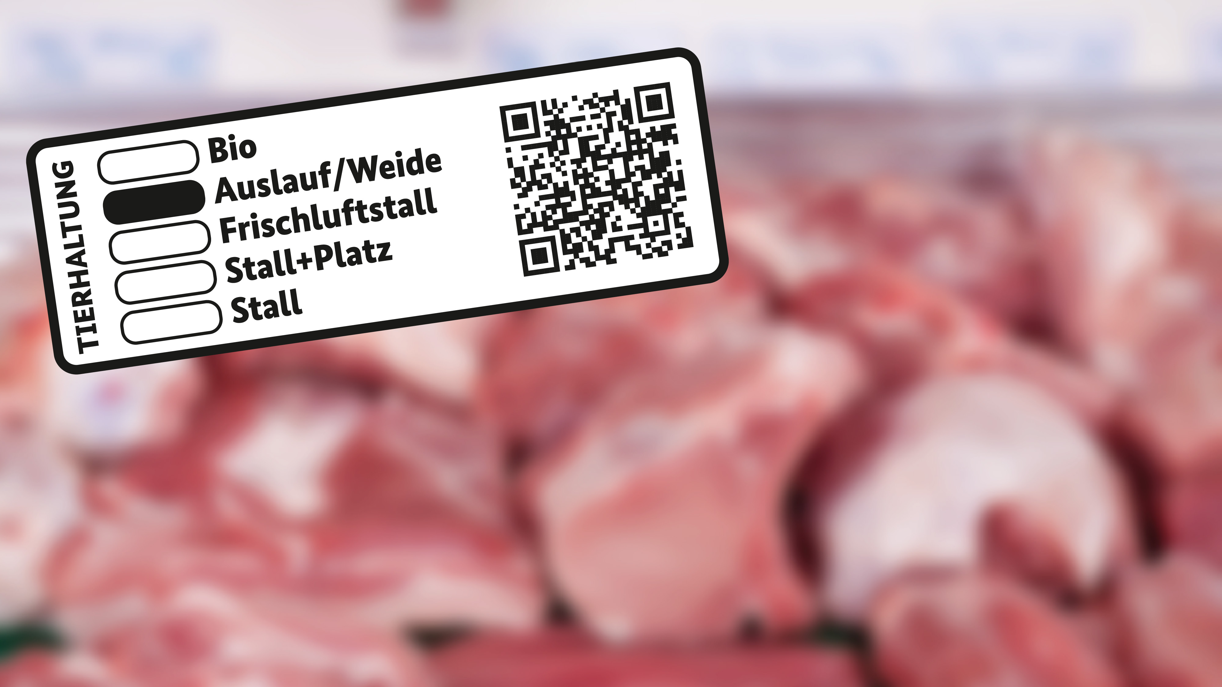 Bild einer Tierhaltungskennzeichung mit Schweine-Fleisch im Hintergrund. 